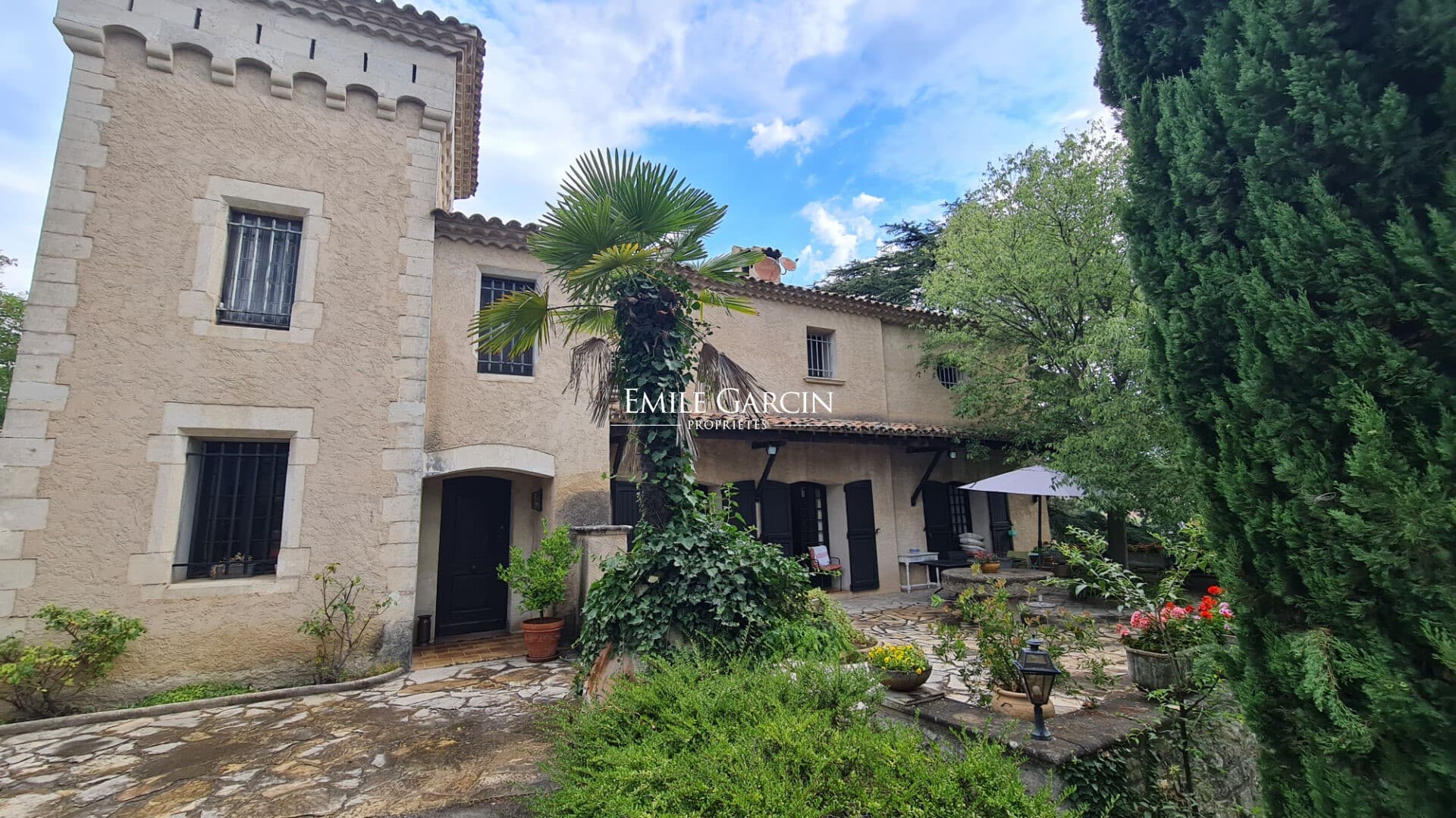 Historic Château with Indoor Pool and Landscaped Grounds 4