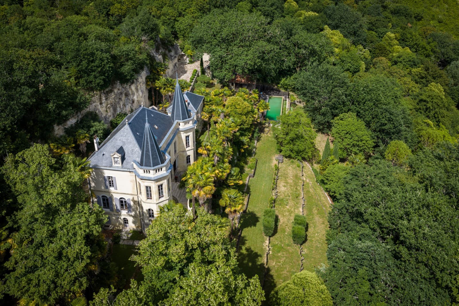 Charming Castle With Swimming Pool In A Quiet Environment — in France