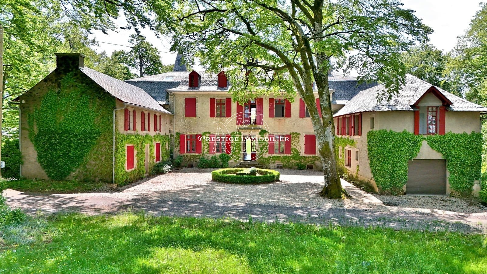 Exceptional 18th Century Castle with 14 Bedrooms and 3 Hectares of Parkland 3