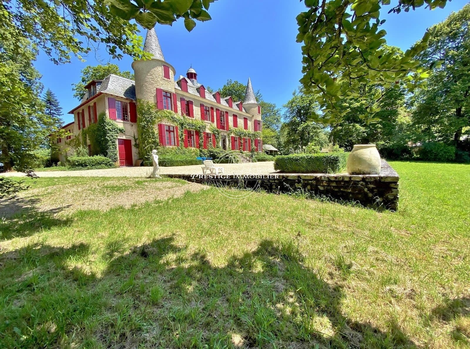 Exceptional 18th Century Castle with 14 Bedrooms and 3 Hectares of Parkland 4