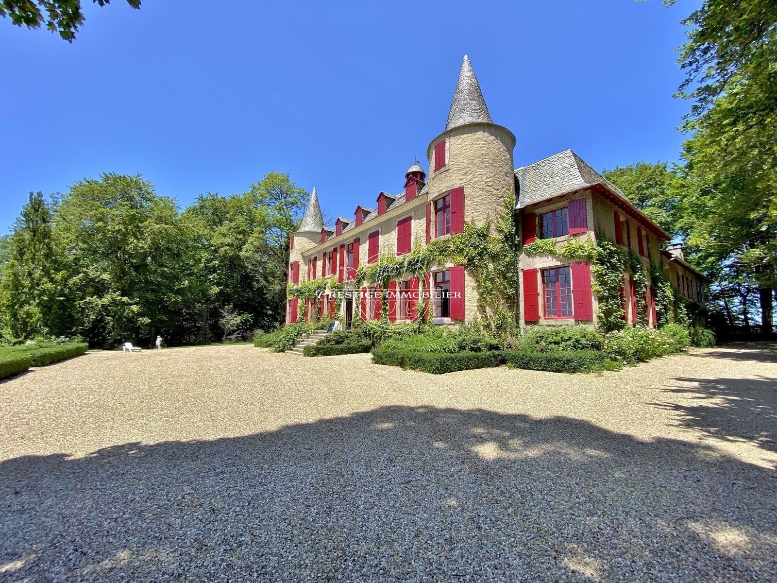 Exceptional 18th Century Castle with 14 Bedrooms and 3 Hectares of Parkland 5