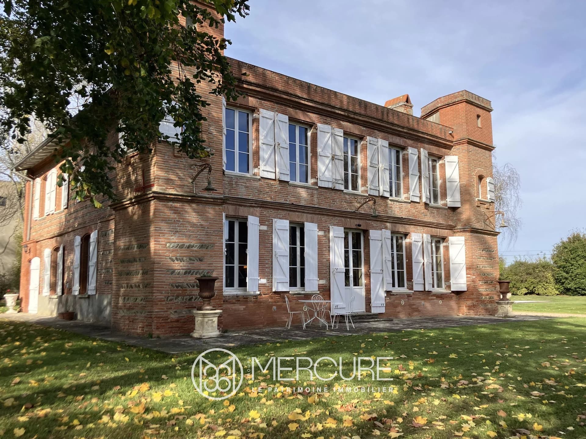 Château with Heated Swimming Pool and Orangery on 1.5 Hectares — Château for sale in Occitanie, France