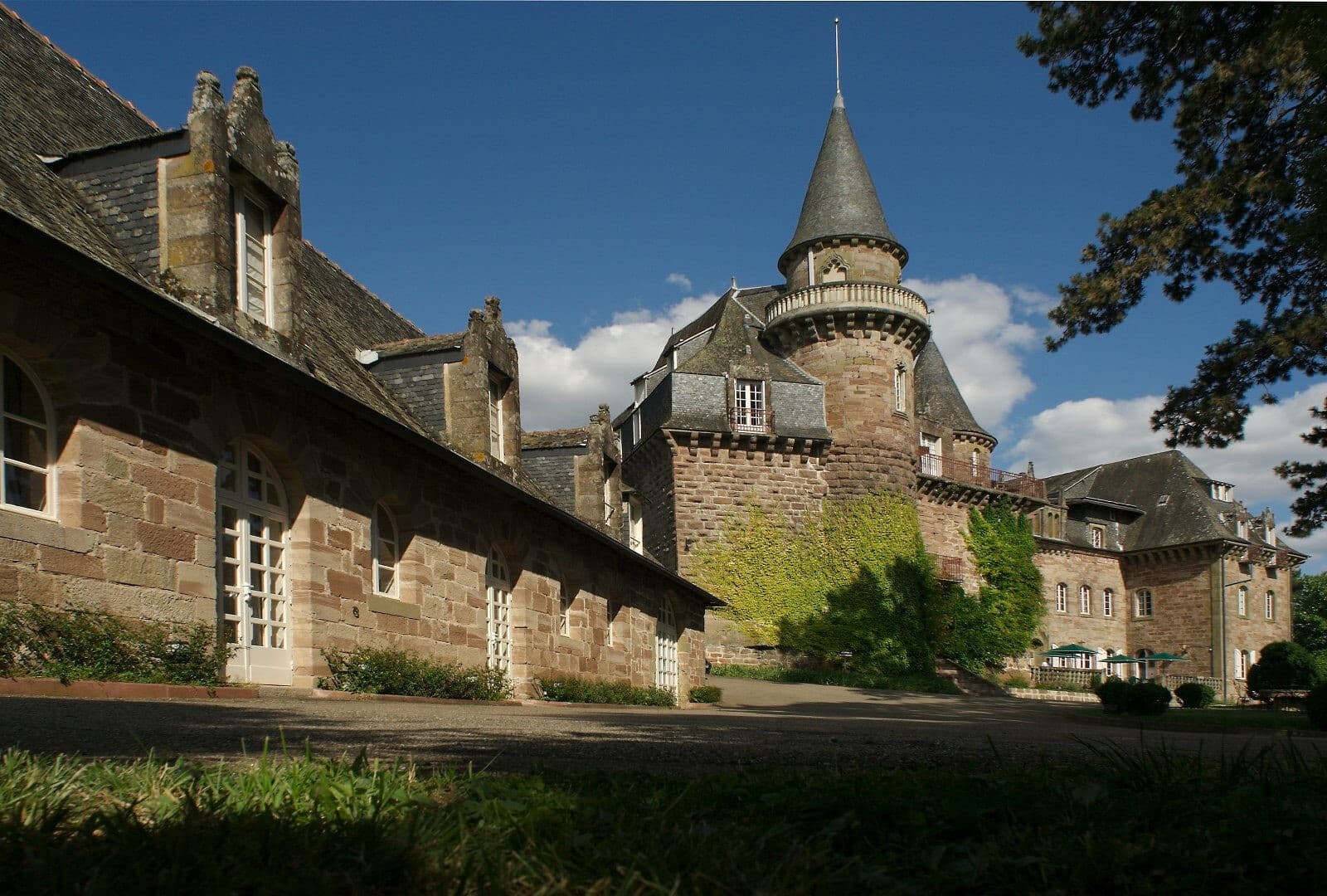 Spacious Castle With 36 Bedrooms And Swimming Pool 2