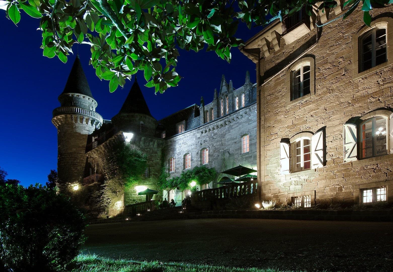 Spacious Castle With 36 Bedrooms And Swimming Pool 4