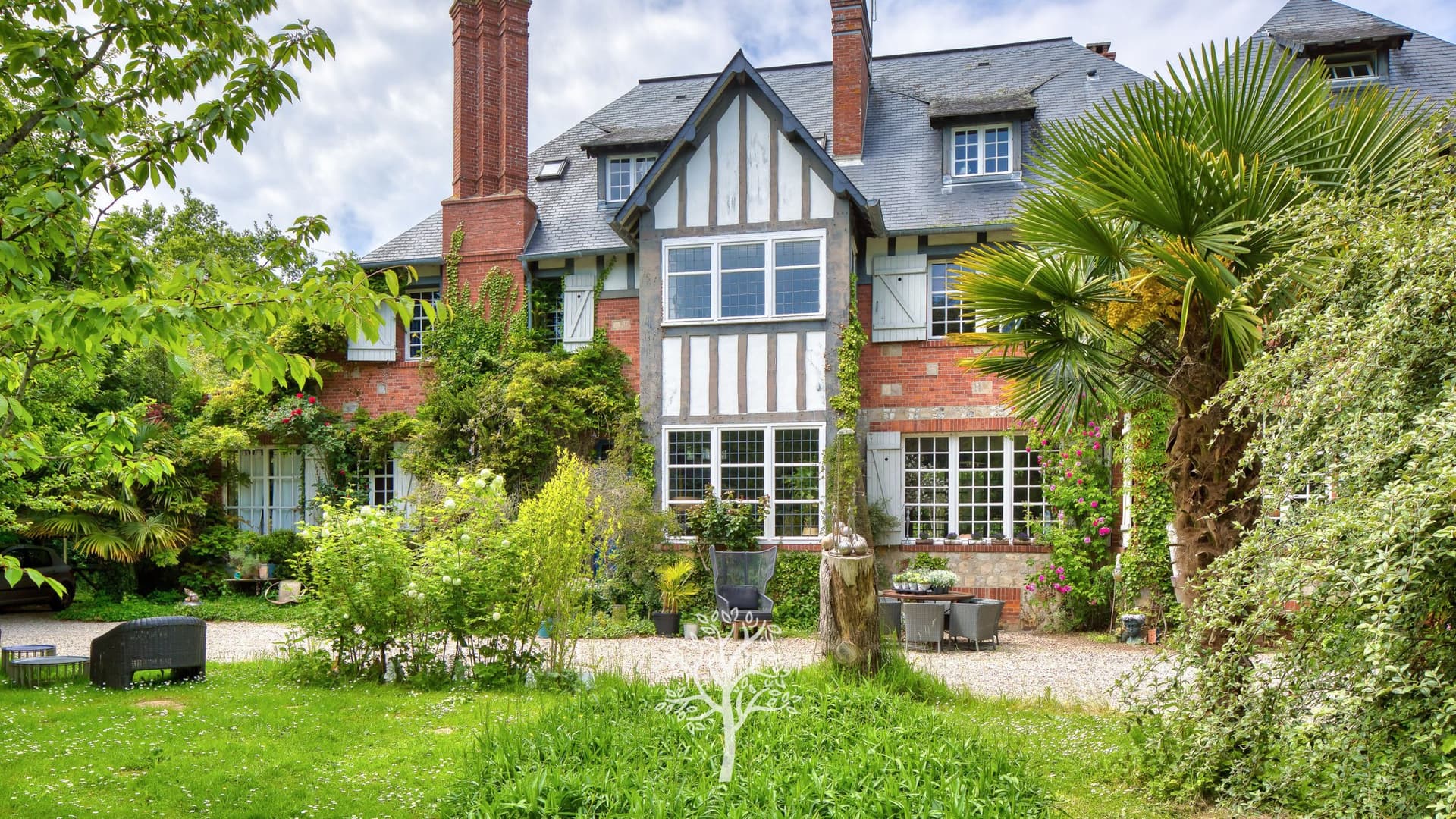 Elegant Anglo-Norman Residence Surrounded By Lush Gardens 4