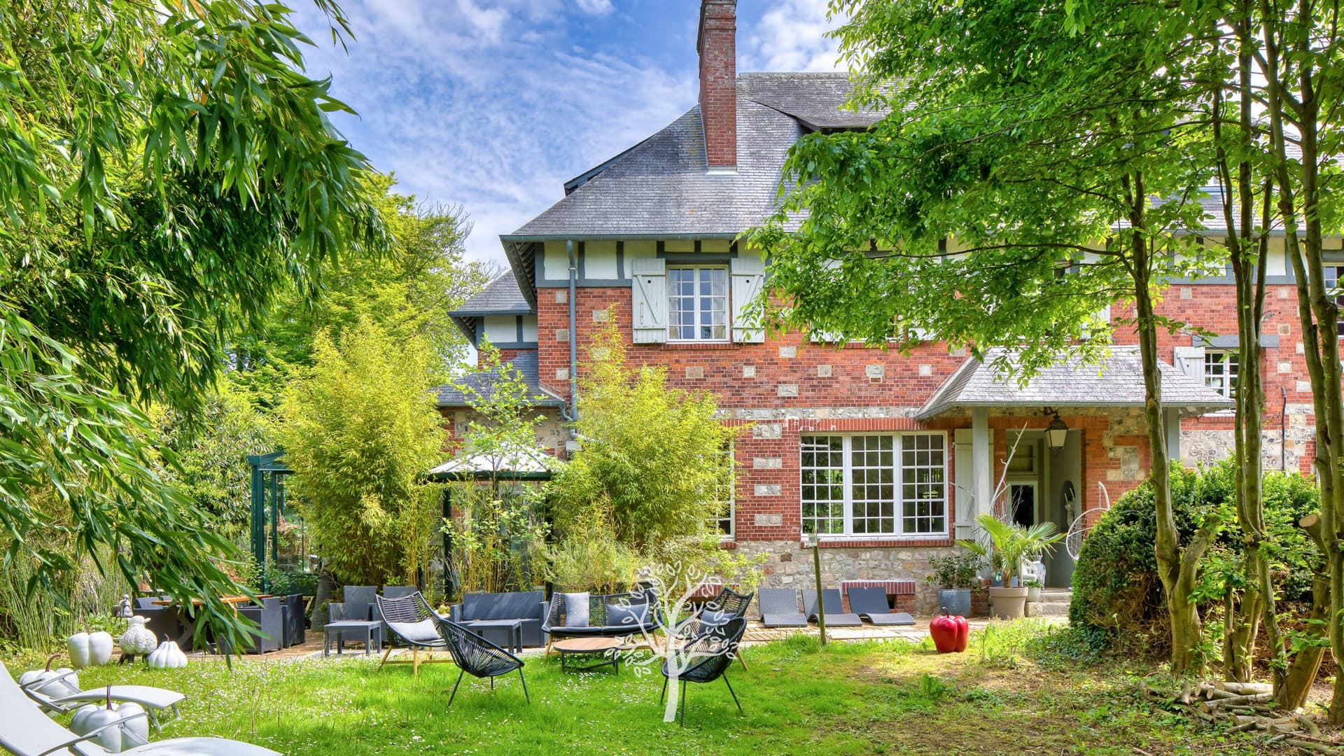 Elegant Anglo-Norman Residence Surrounded By Lush Gardens 5