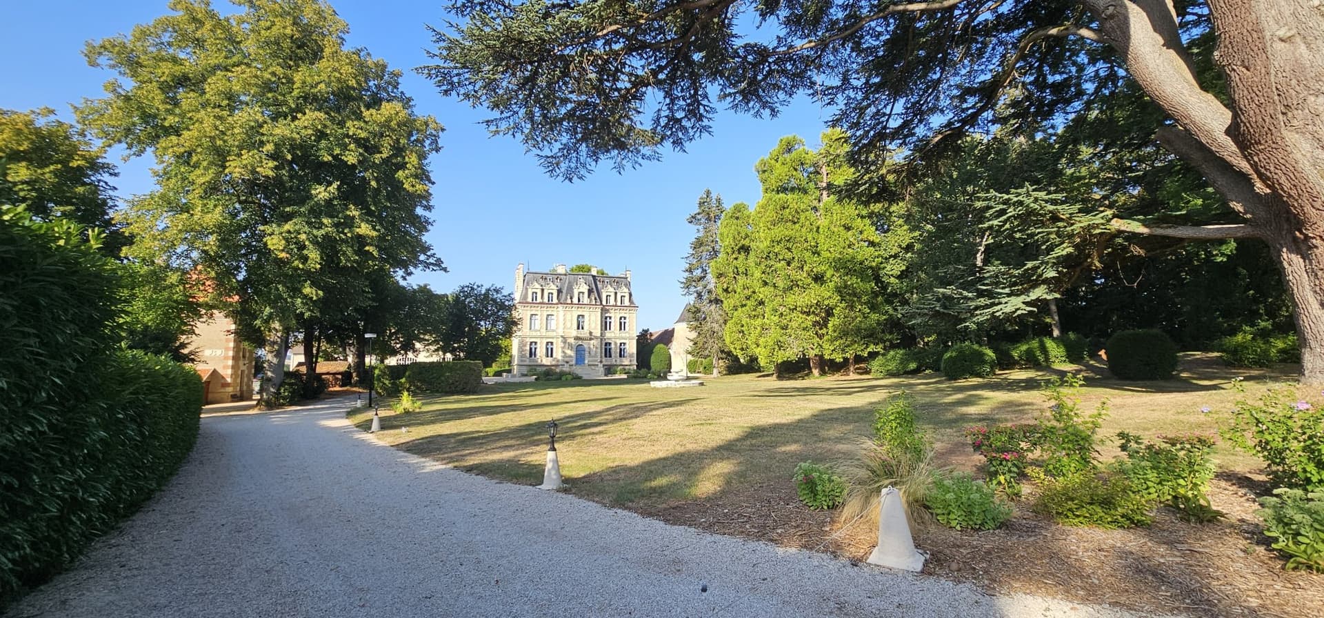 Diverse Tourist Château With Accommodations And Leisure Facilities — Château for sale in Centre-Val de Loire, France