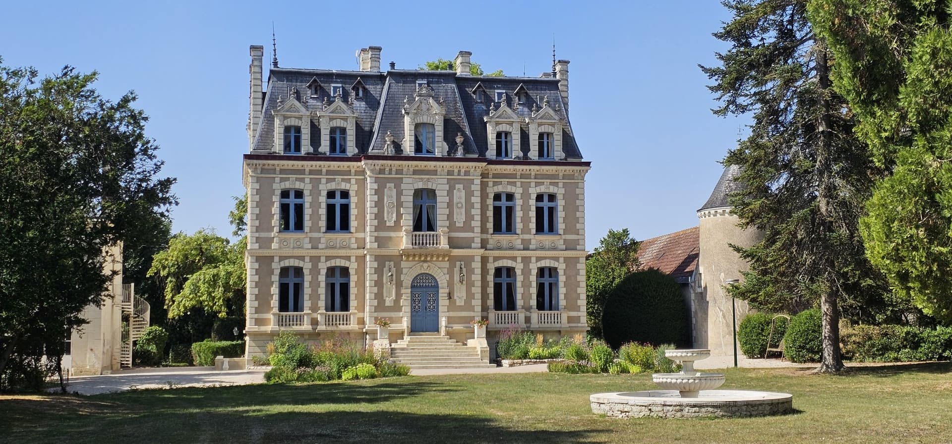 Diverse Tourist Château With Accommodations And Leisure Facilities 3