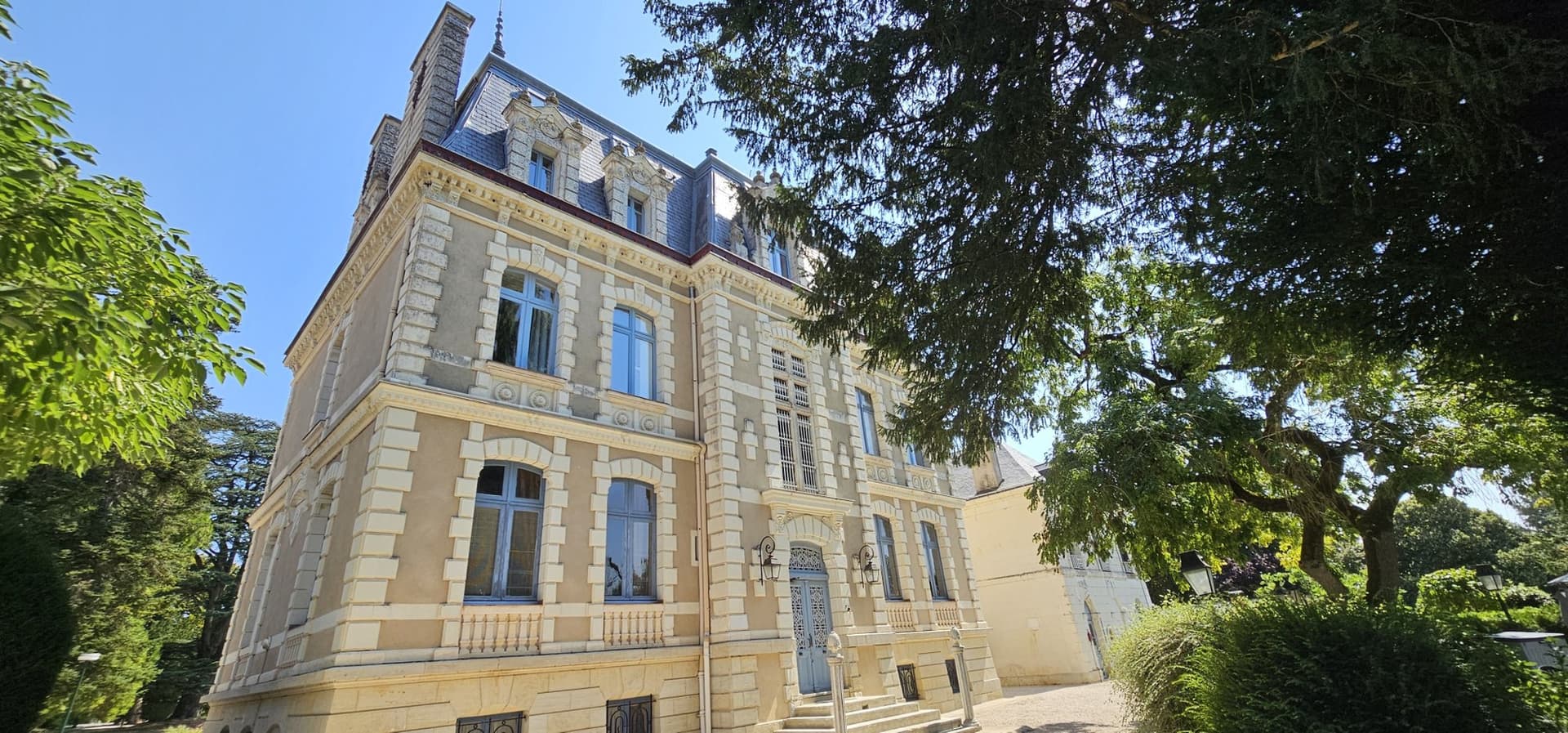 Diverse Tourist Château With Accommodations And Leisure Facilities 4