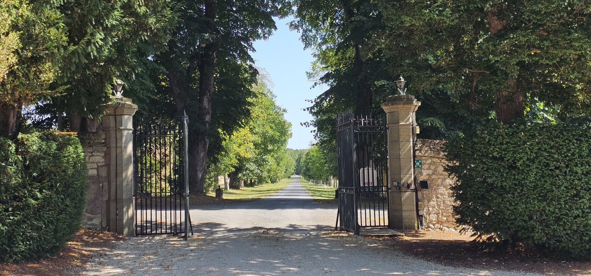 Diverse Tourist Château With Accommodations And Leisure Facilities 5