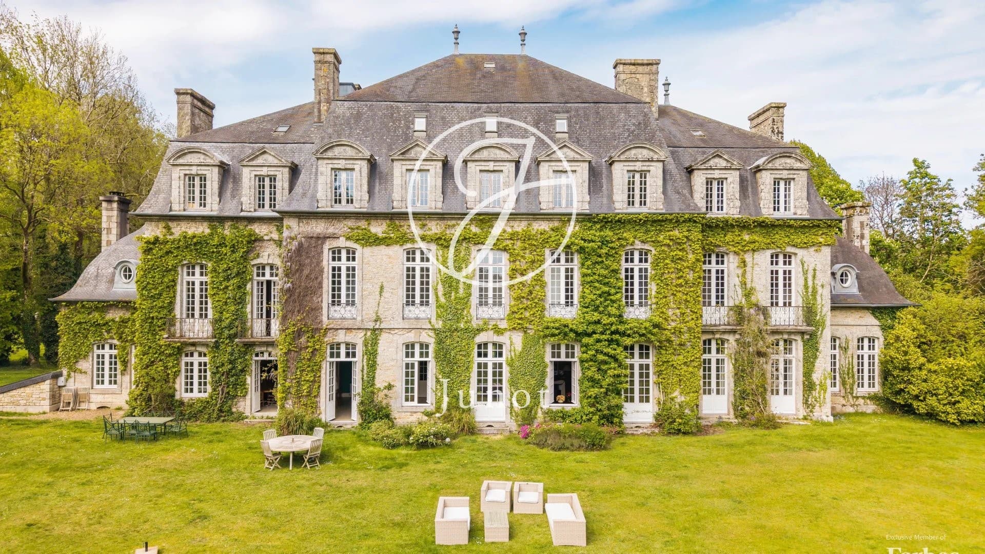 Elegant 20th Century Castle with Indoor Pool and 11 Suites — Château for sale in Morbihan, France