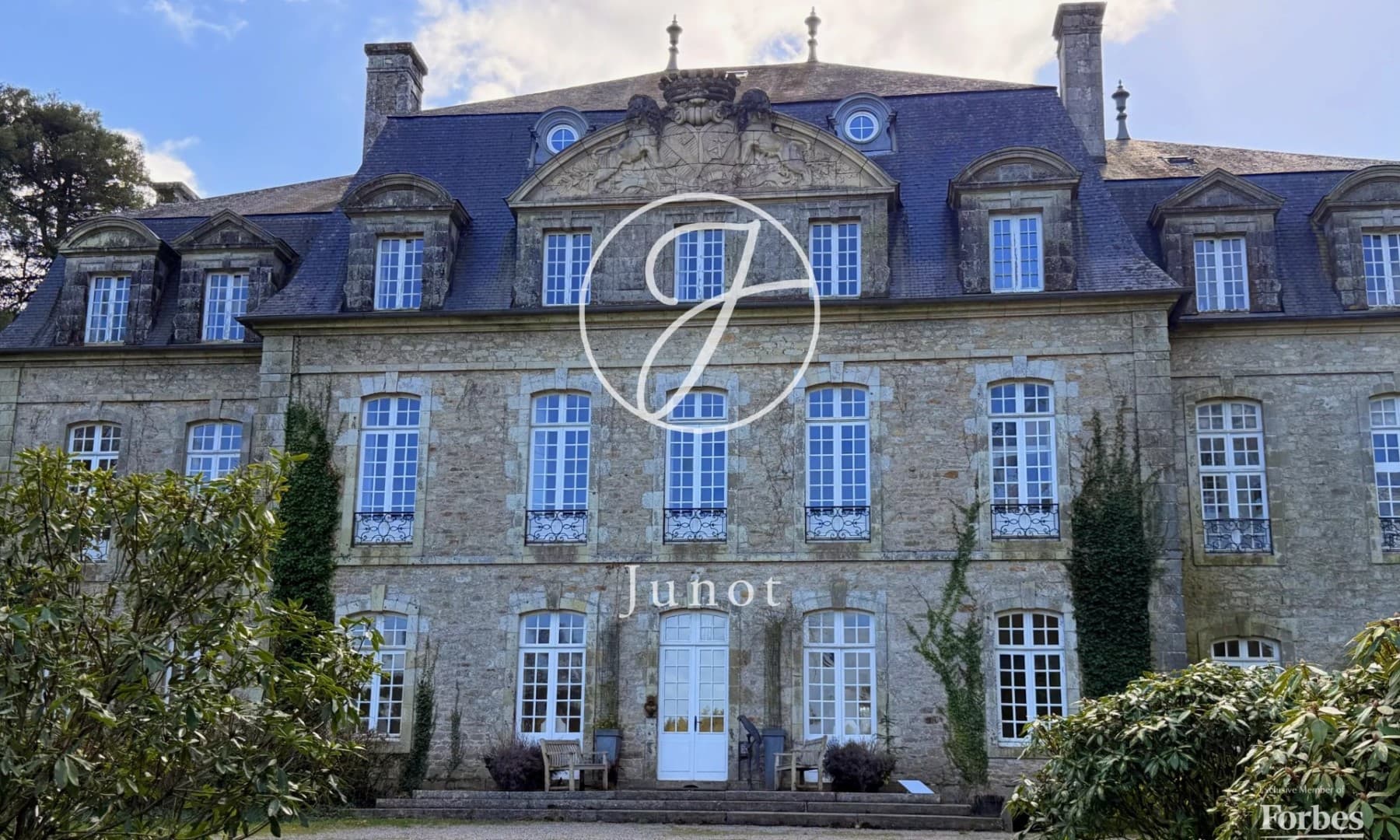 Elegant 20th Century Castle with Indoor Pool and 11 Suites 3