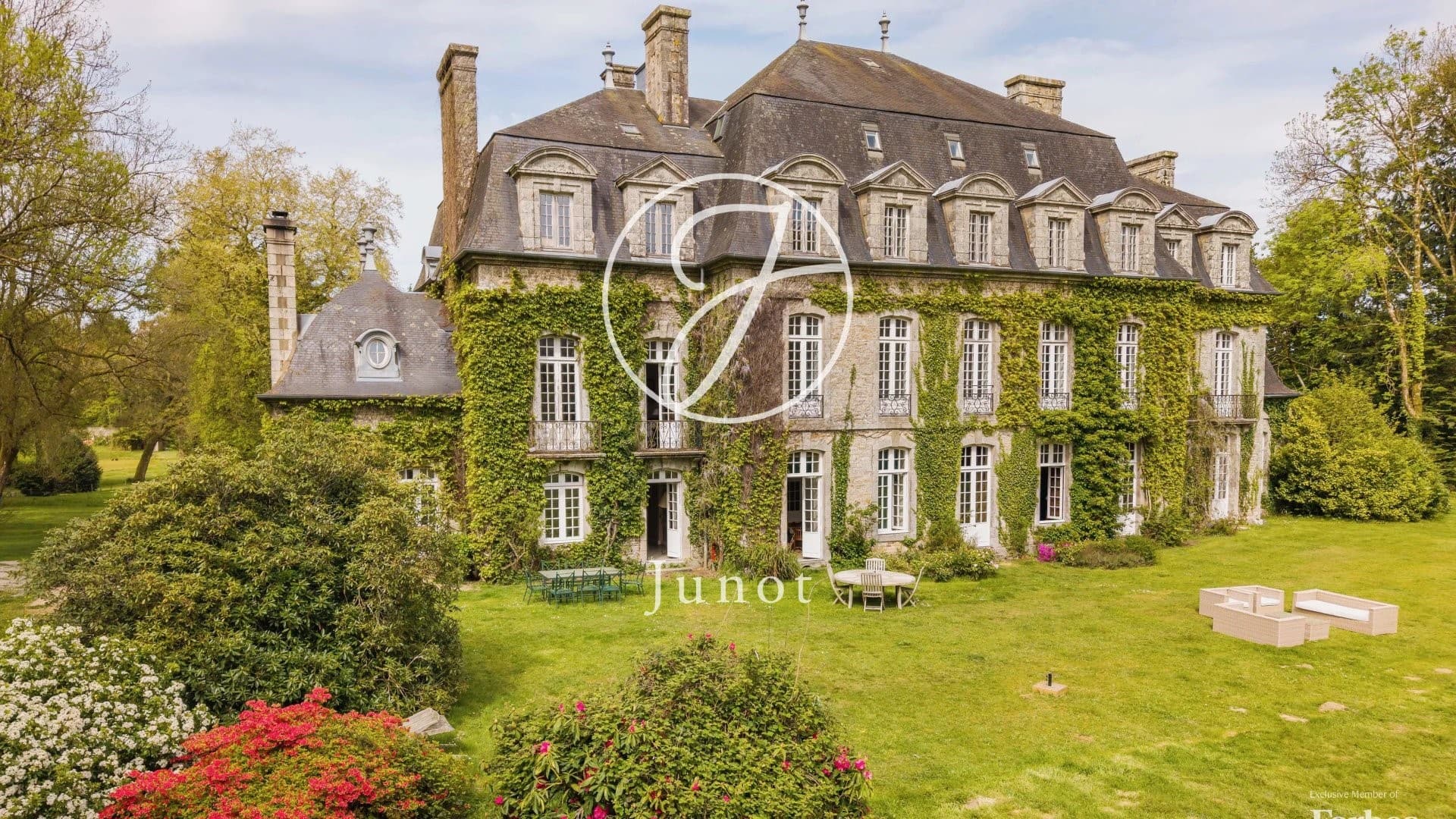 Elegant 20th Century Castle with Indoor Pool and 11 Suites 4