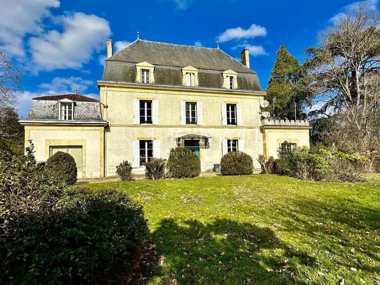 Château With 9 Bedrooms And Pool On The Banks Of The Dordogne River 2