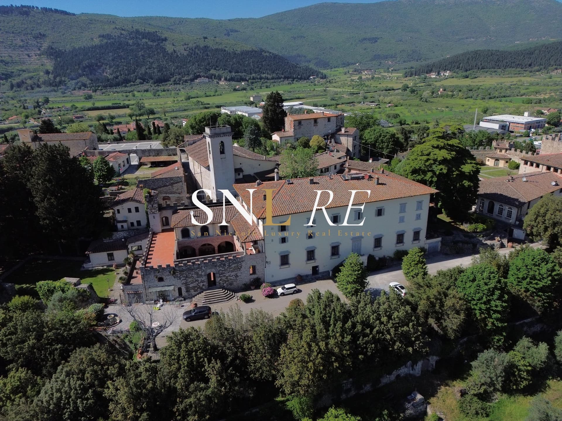 Prestigious Castle with 20 Bedrooms and Panoramic Terraces Near Florence — in Italy