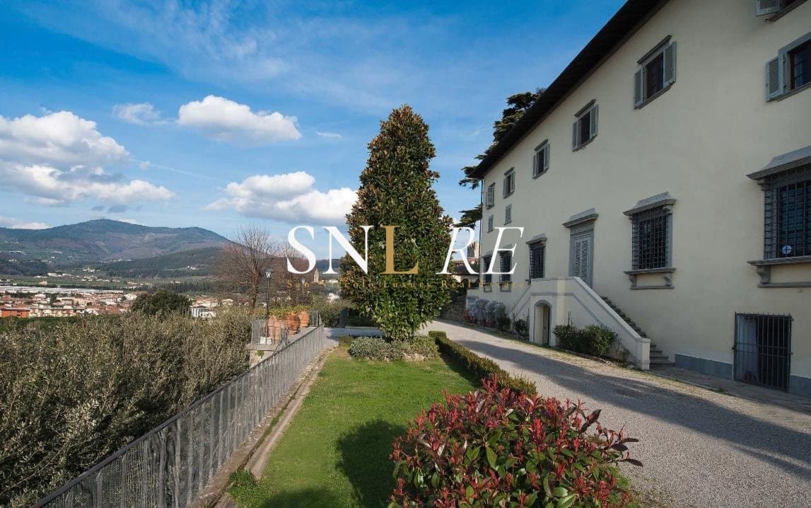 Prestigious Castle with 20 Bedrooms and Panoramic Terraces Near Florence 3