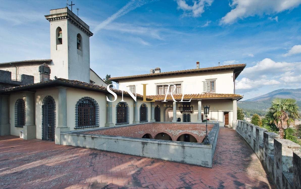 Prestigious Castle with 20 Bedrooms and Panoramic Terraces Near Florence 4