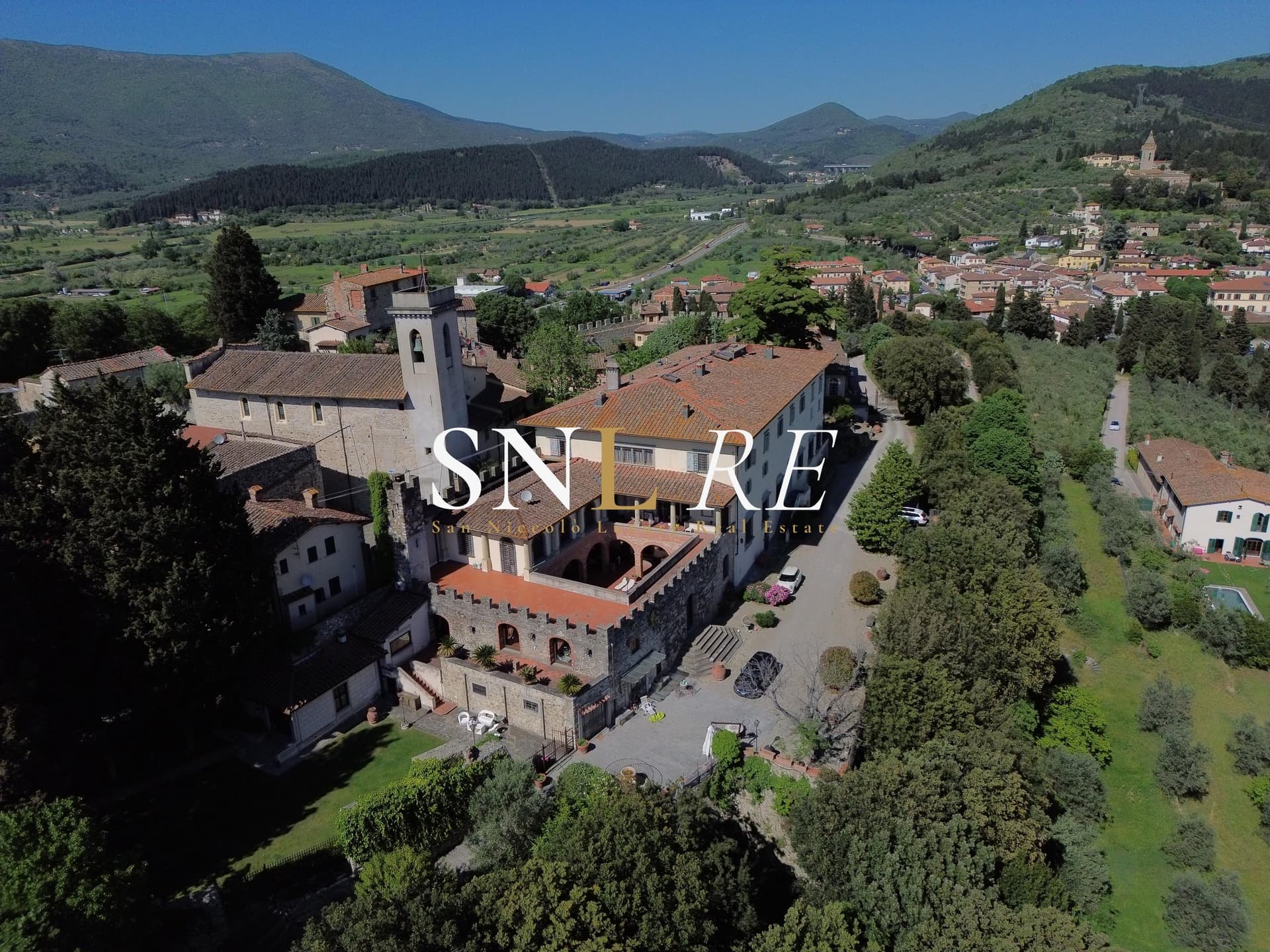 Prestigious Castle with 20 Bedrooms and Panoramic Terraces Near Florence 3