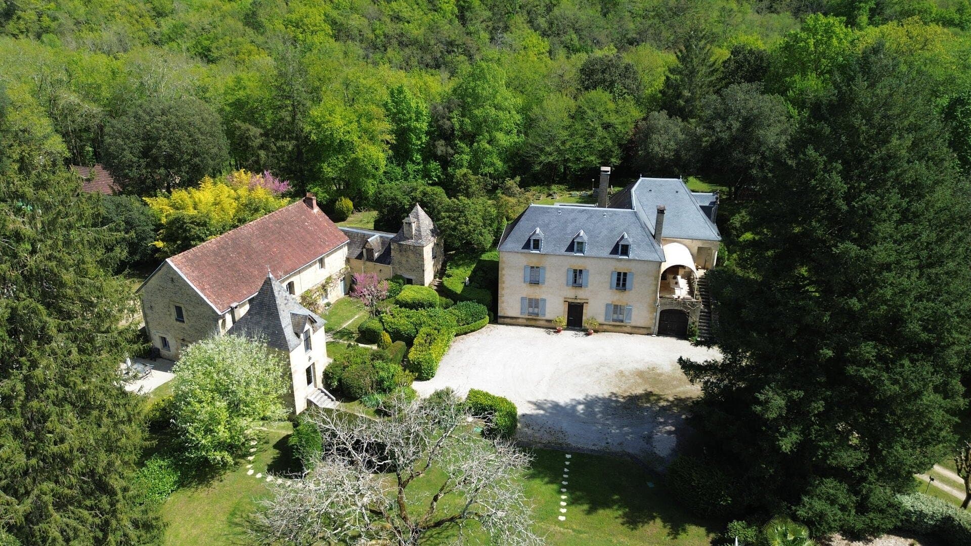 Charming Manor With Gîtes And Pool Near Sarlat — in France
