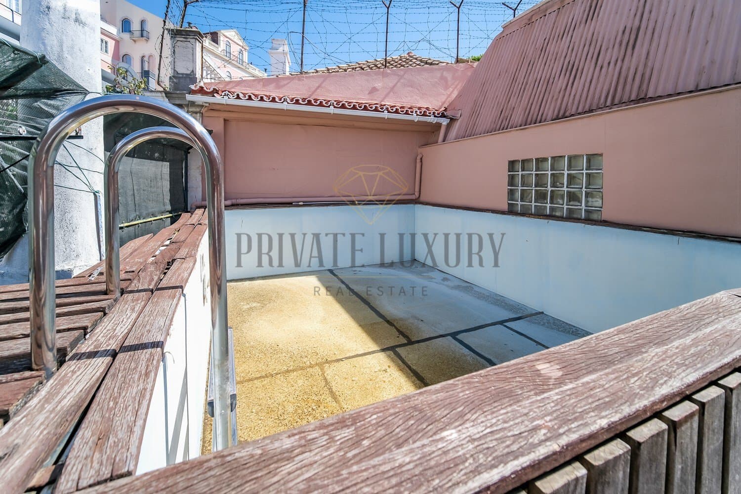 Neoclassical Palace in Charming Lisbon Neighborhood — Palace for sale in Portugal