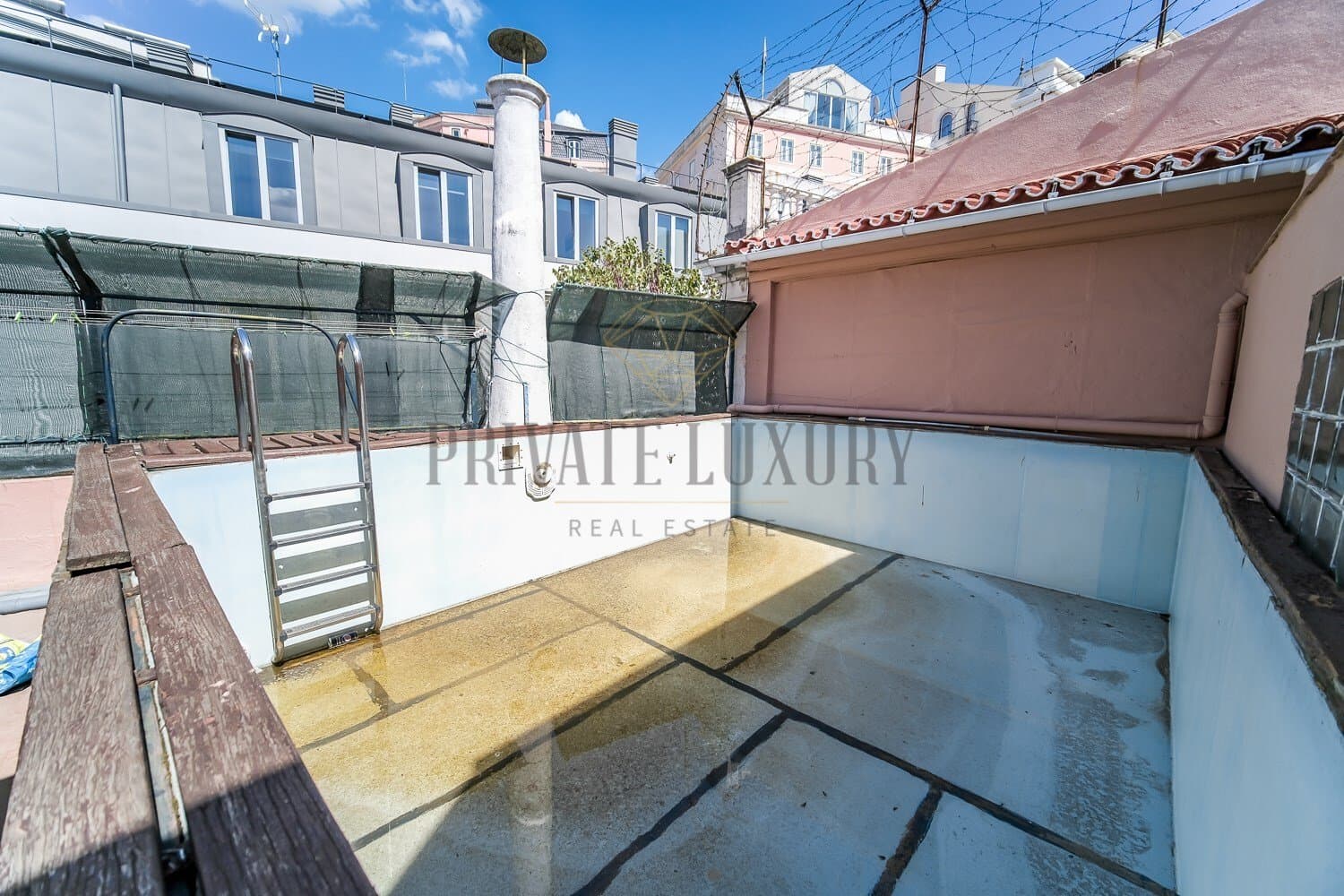 Neoclassical Palace in Charming Lisbon Neighborhood 2