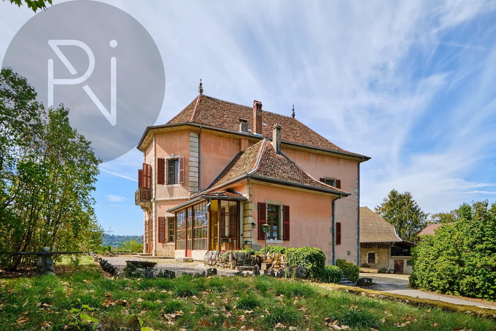 Elegant Castle with 6 Bedrooms and Outdoor Spaces 2
