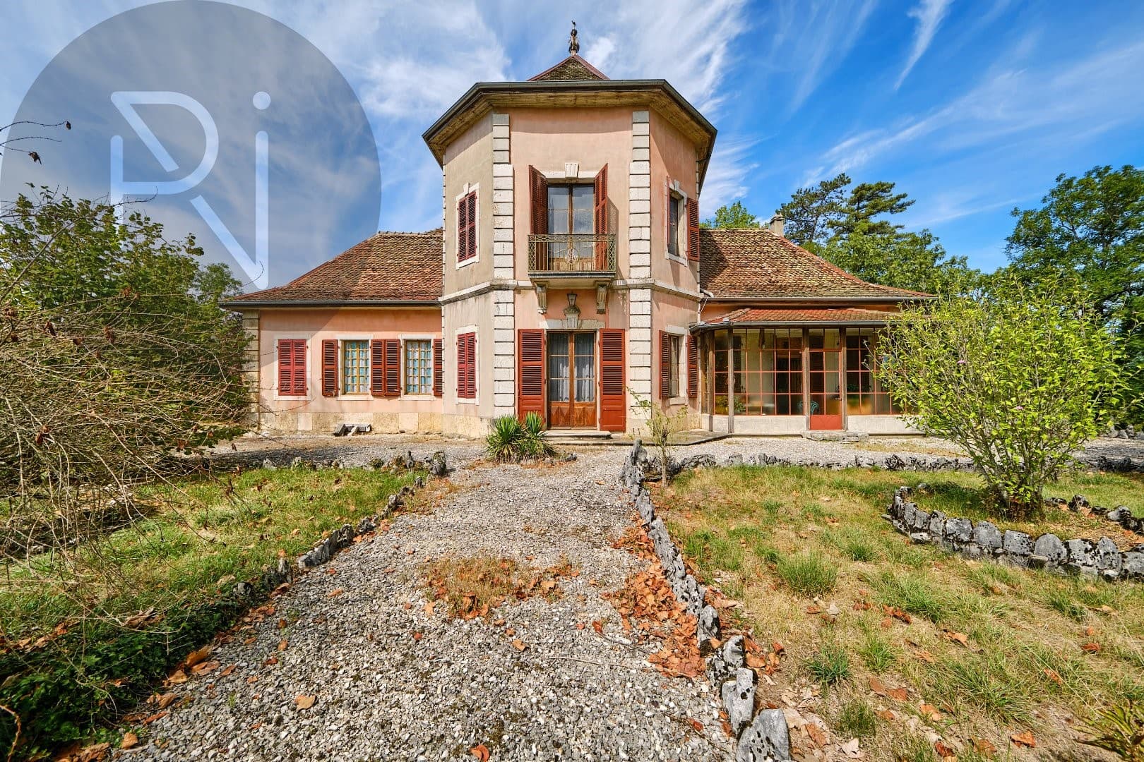 Elegant Castle with 6 Bedrooms and Outdoor Spaces 3