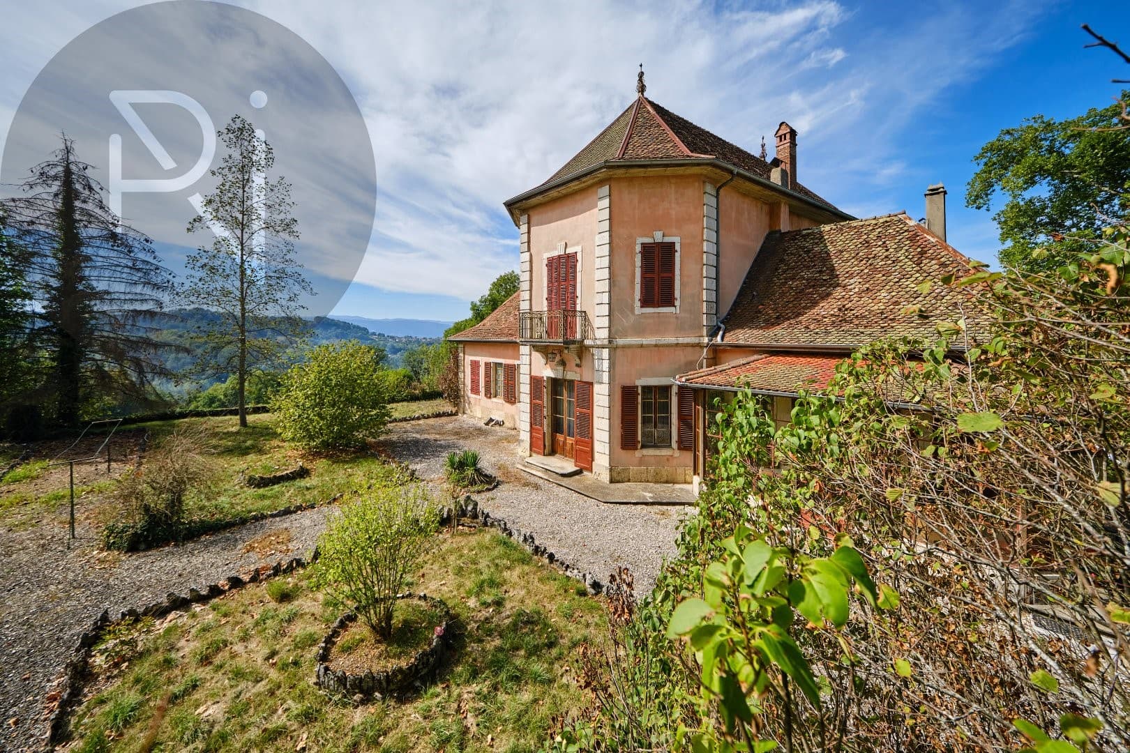 Elegant Castle with 6 Bedrooms and Outdoor Spaces 4