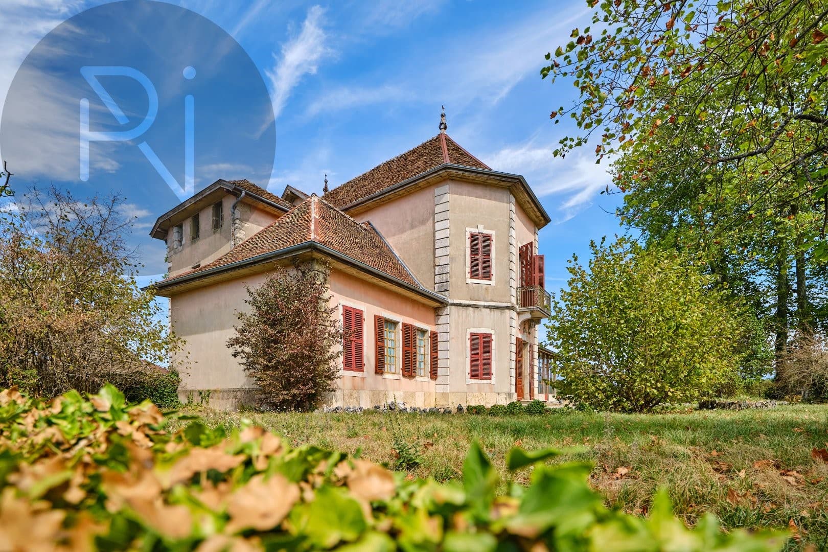 Elegant Castle with 6 Bedrooms and Outdoor Spaces 5