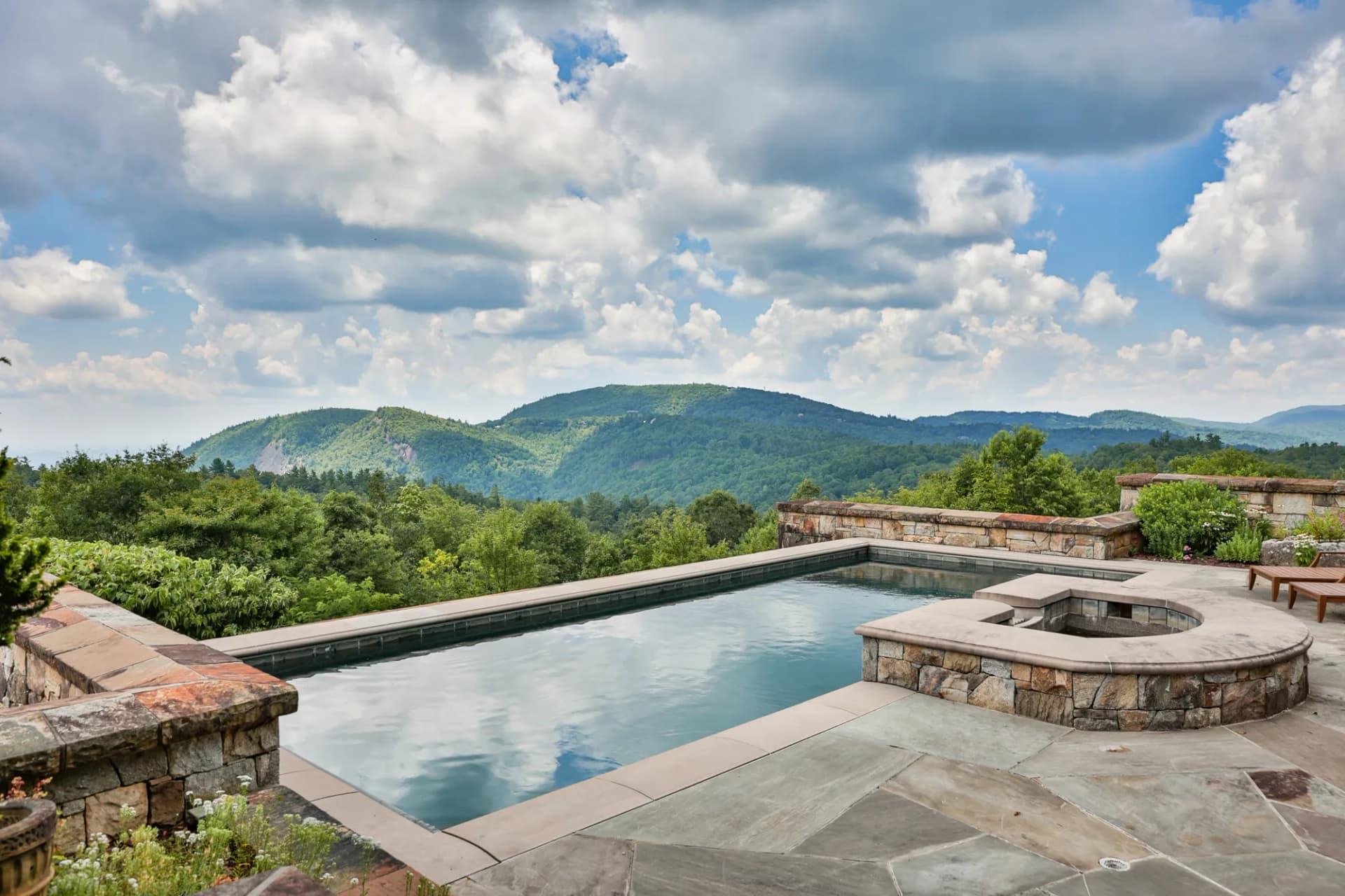 Sagee Manor: A Luxurious Mountain Estate with Panoramic Views