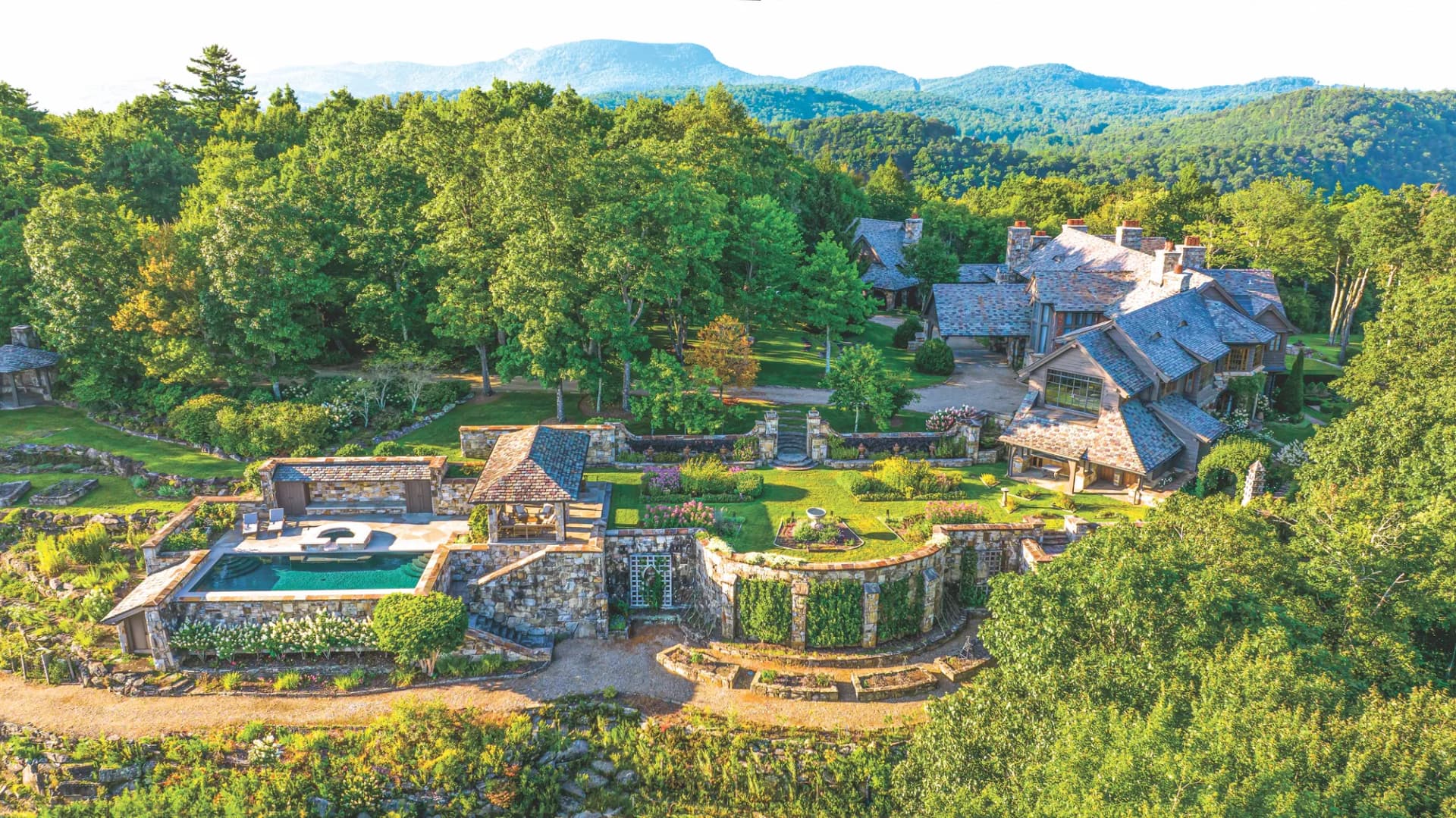 Sagee Manor: A Luxurious Mountain Estate with Panoramic Views 2