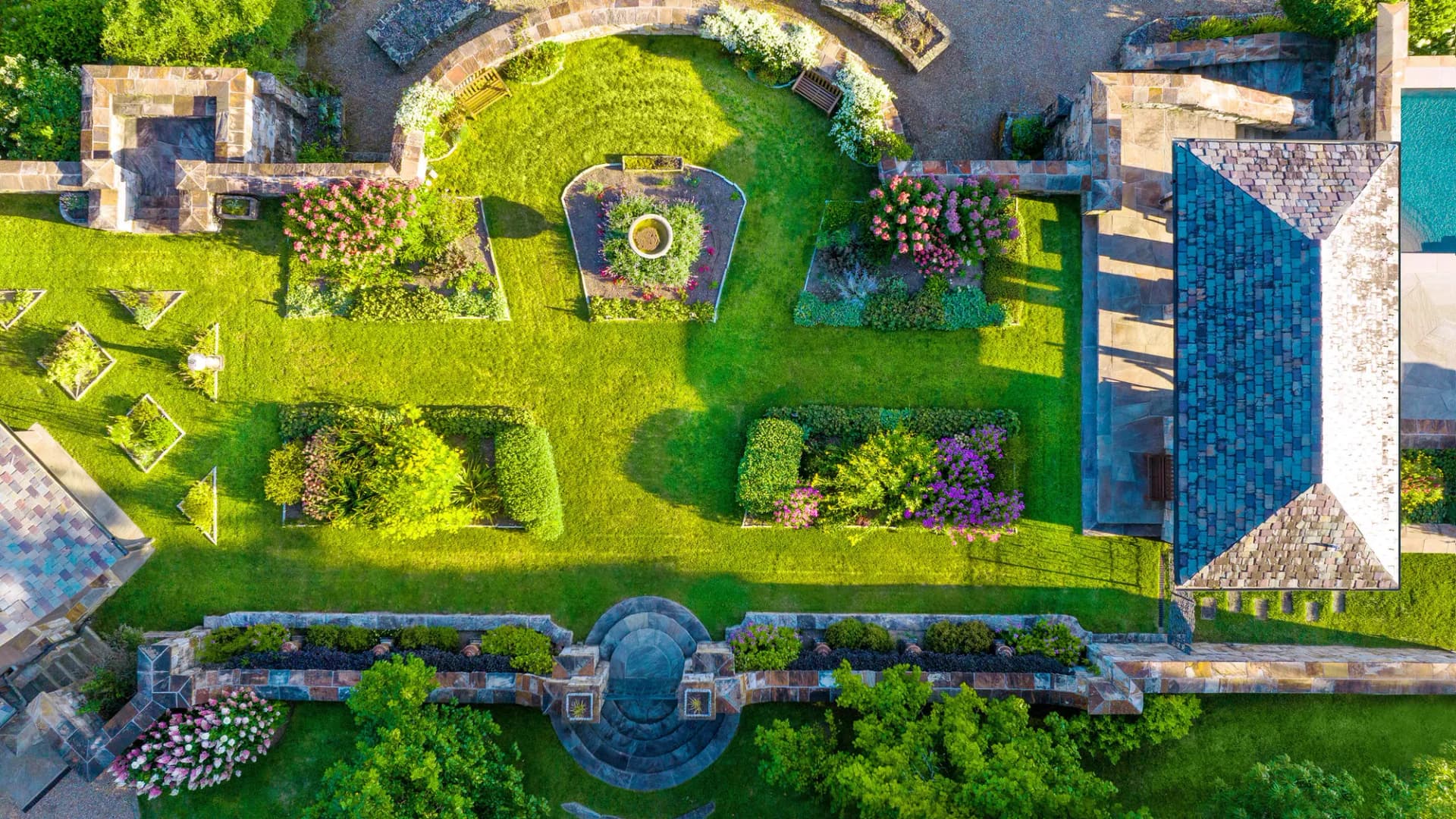 Sagee Manor: A Luxurious Mountain Estate with Panoramic Views 3