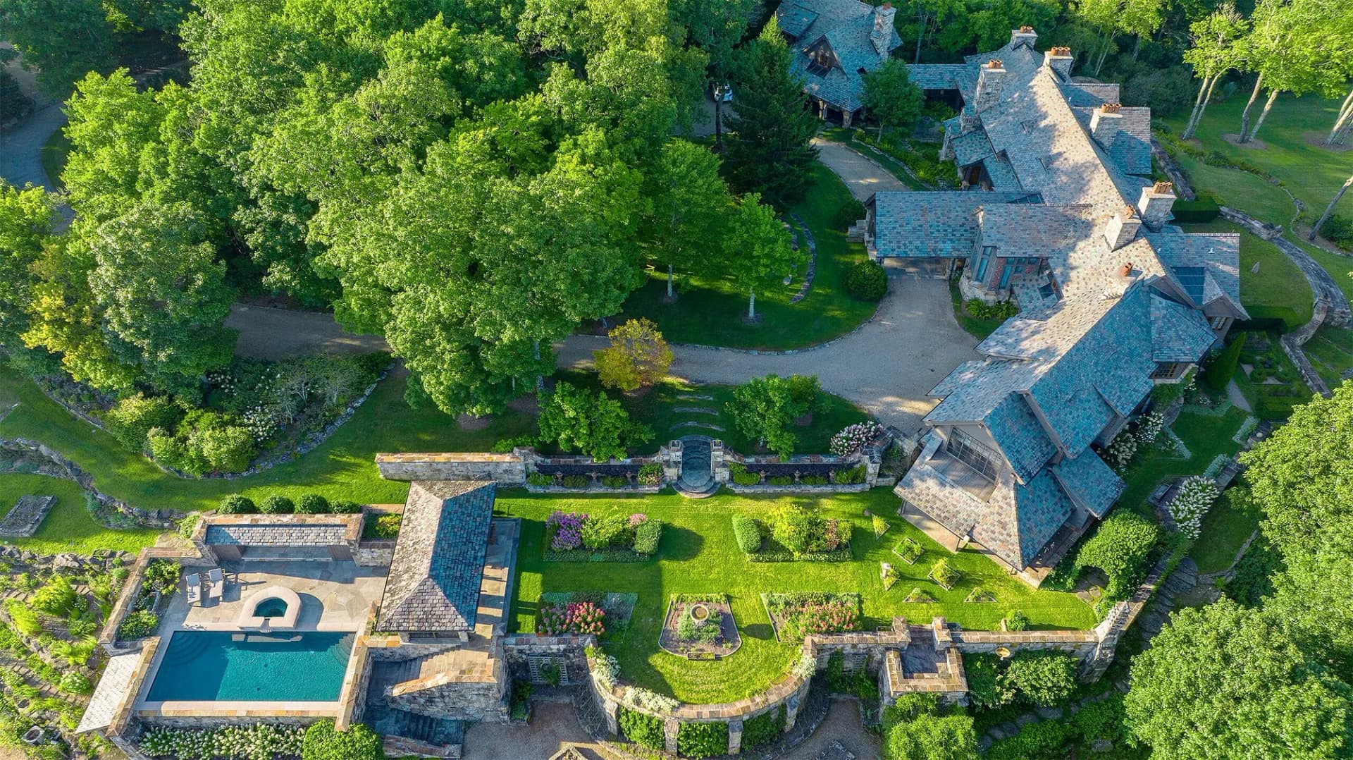 Sagee Manor: A Luxurious Mountain Estate with Panoramic Views 4