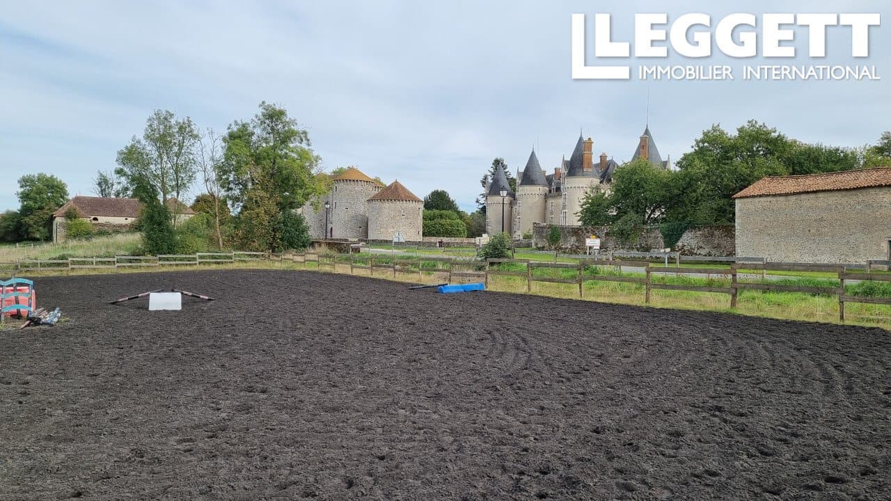 Exceptional Equestrian Estate With Renovated House And Outbuildings 2