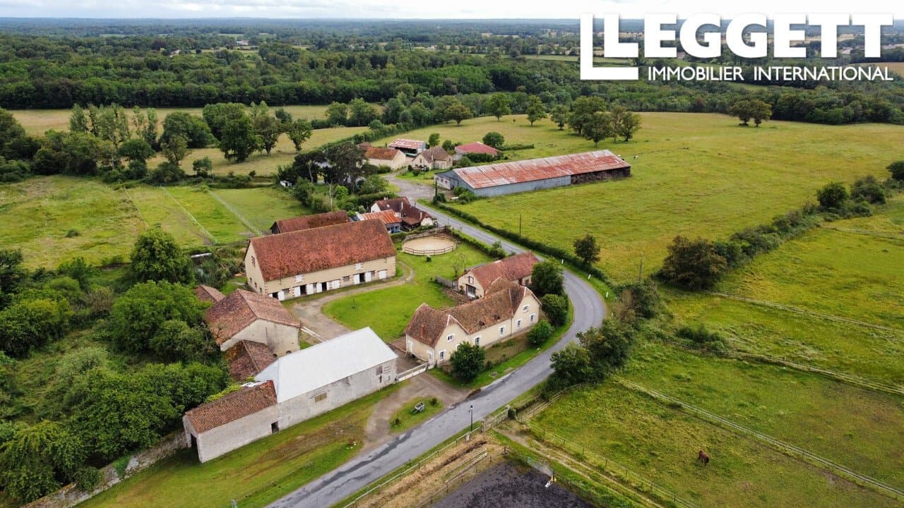 Exceptional Equestrian Estate With Renovated House And Outbuildings 5