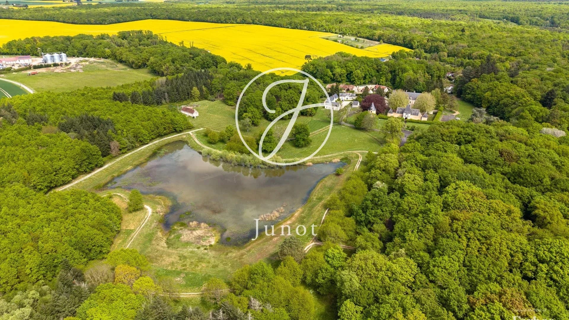 Exceptional Castle Hotel With 33 Rooms In The Loire Valley 3