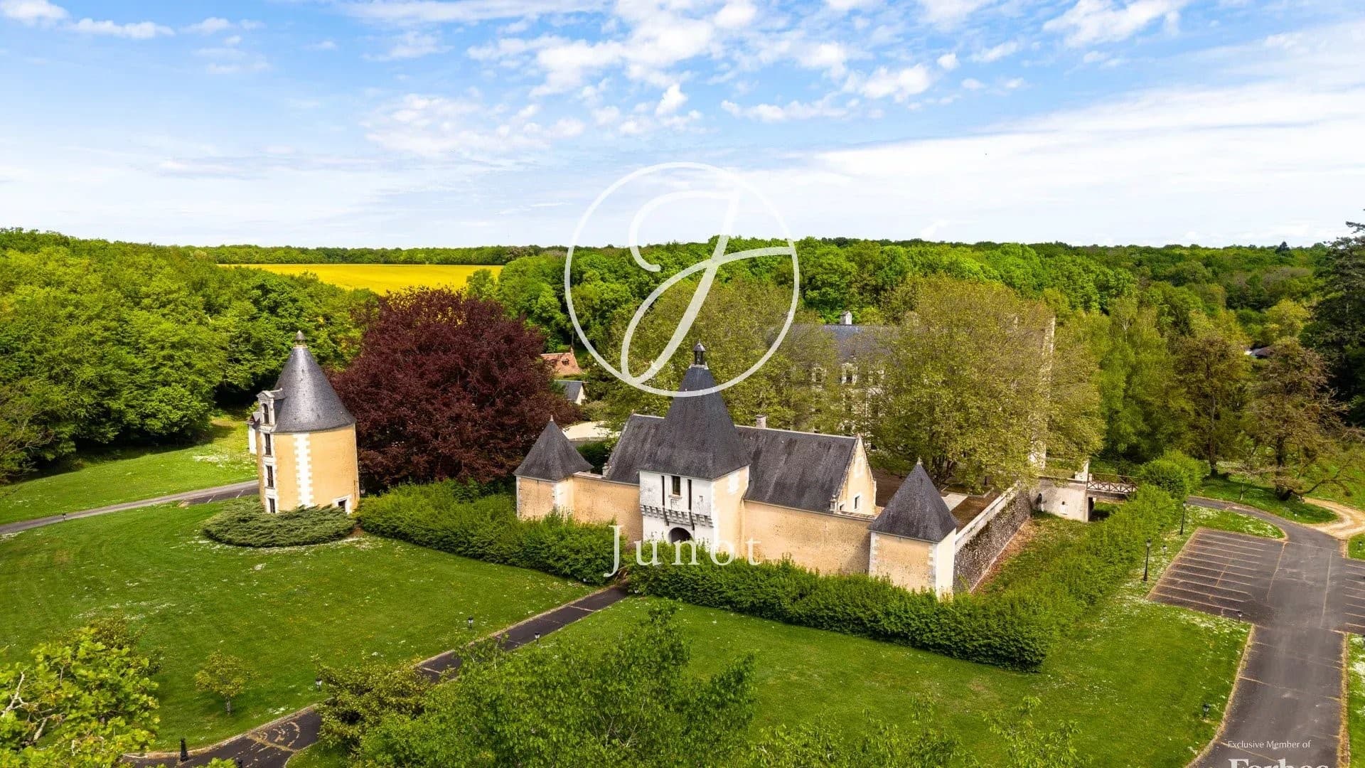 Exceptional Castle Hotel With 33 Rooms In The Loire Valley 5