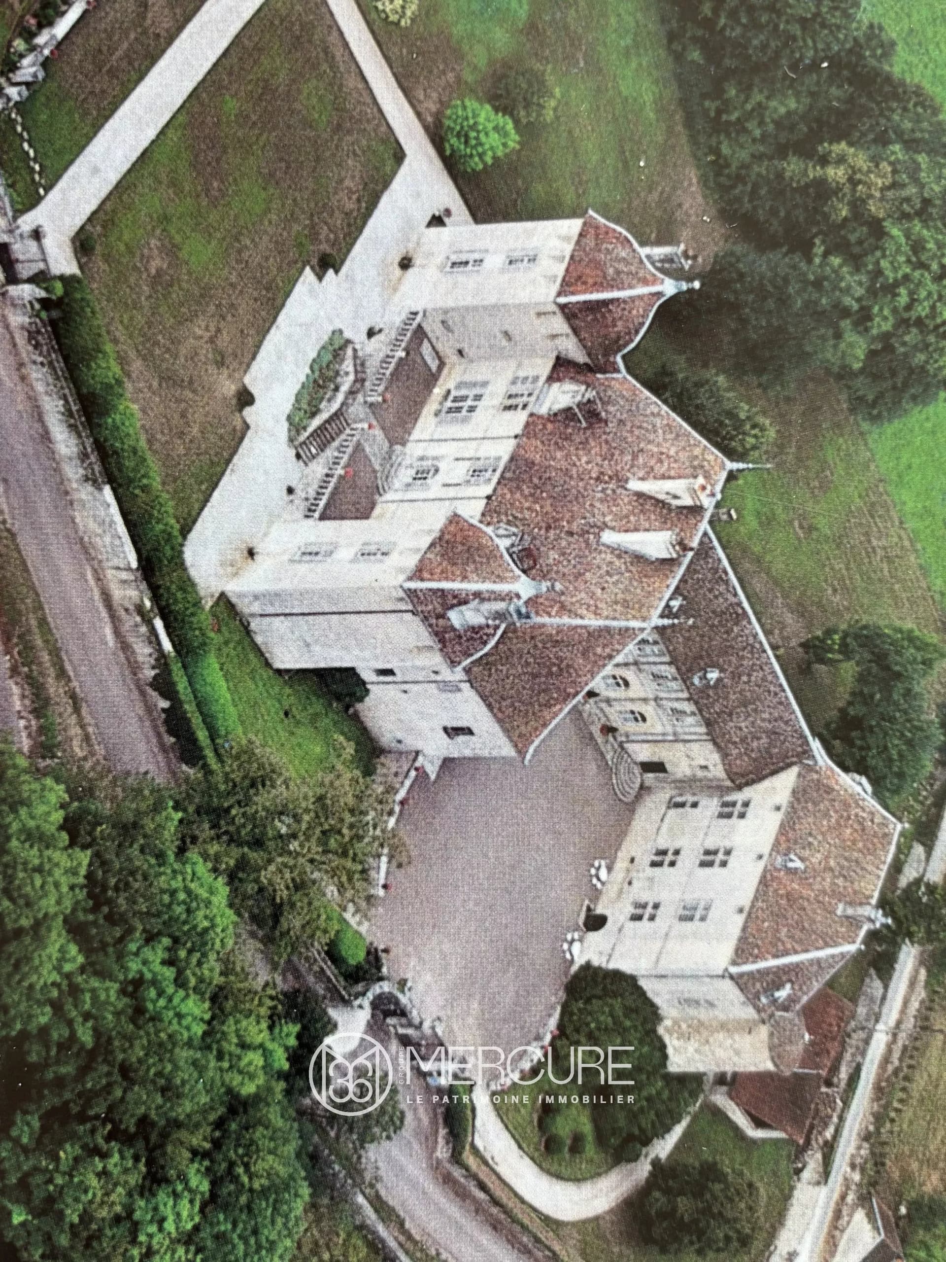 Historic Castle With 9 Bedrooms And Guest Cottage In Filain