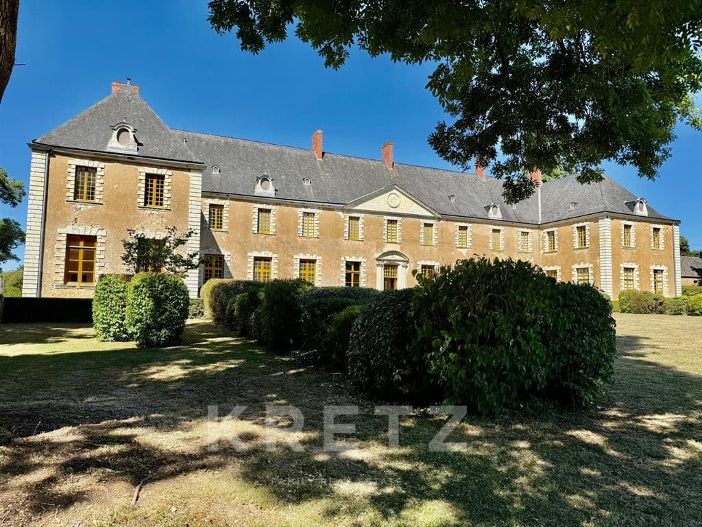 Stunning 17th Century Château With Equestrian Facilities And Extensive Grounds — Château for sale in Sablé-sur-Sarthe, France