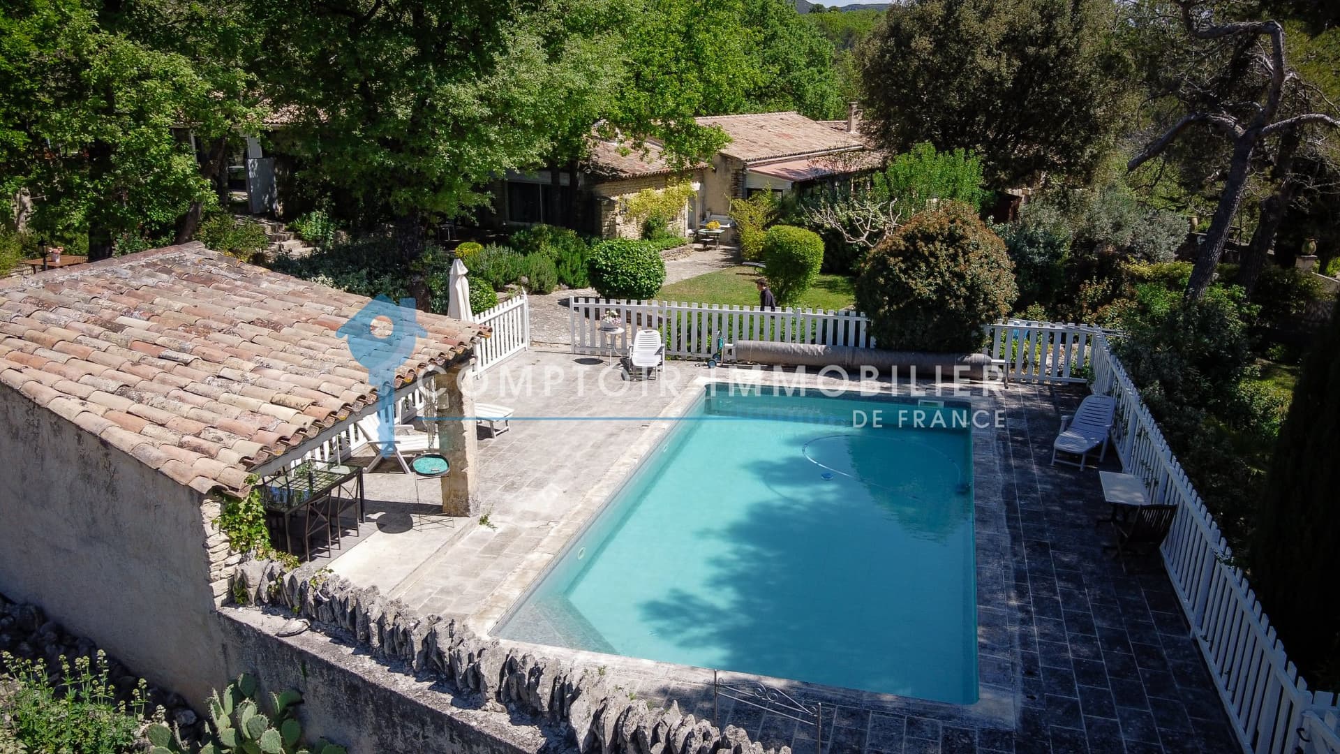 Charming Stone Property With Pool And Garden Near Gordes 4