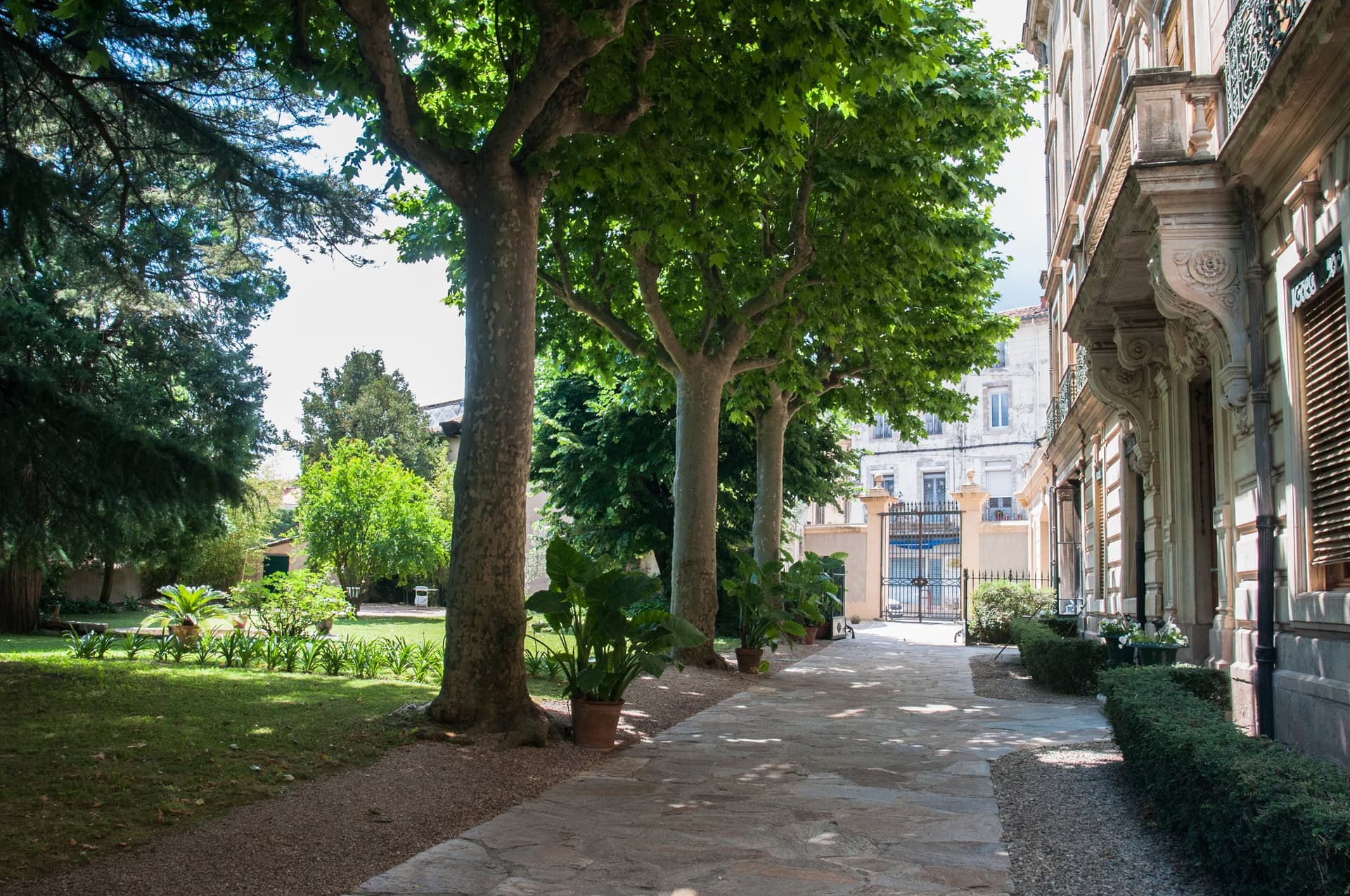 Exceptional 19th Century Mansion With 11 Apartments And Swimming Pool 2