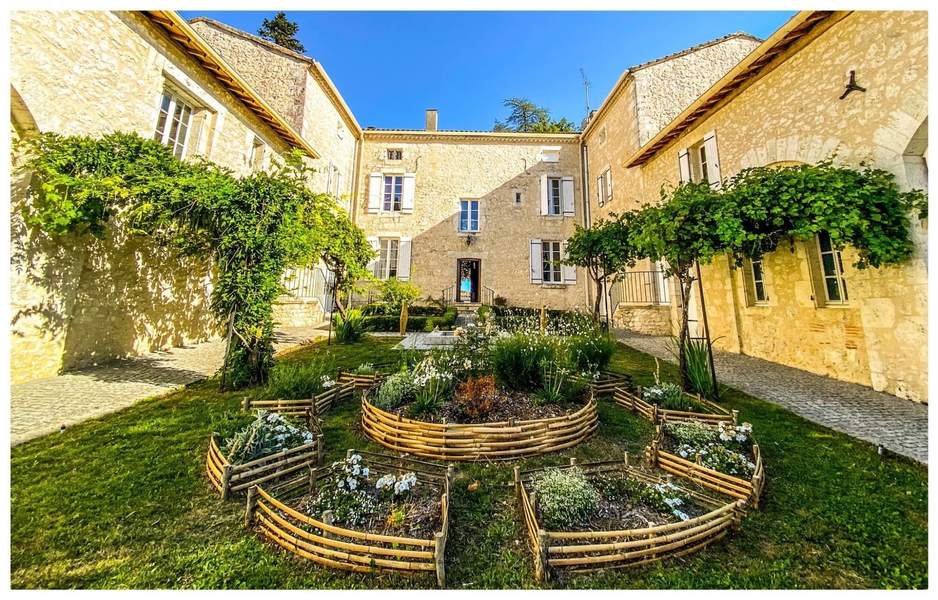 Prestigious Château-Hotel With 1800 Sqm Living Space And Swimming Pool 4
