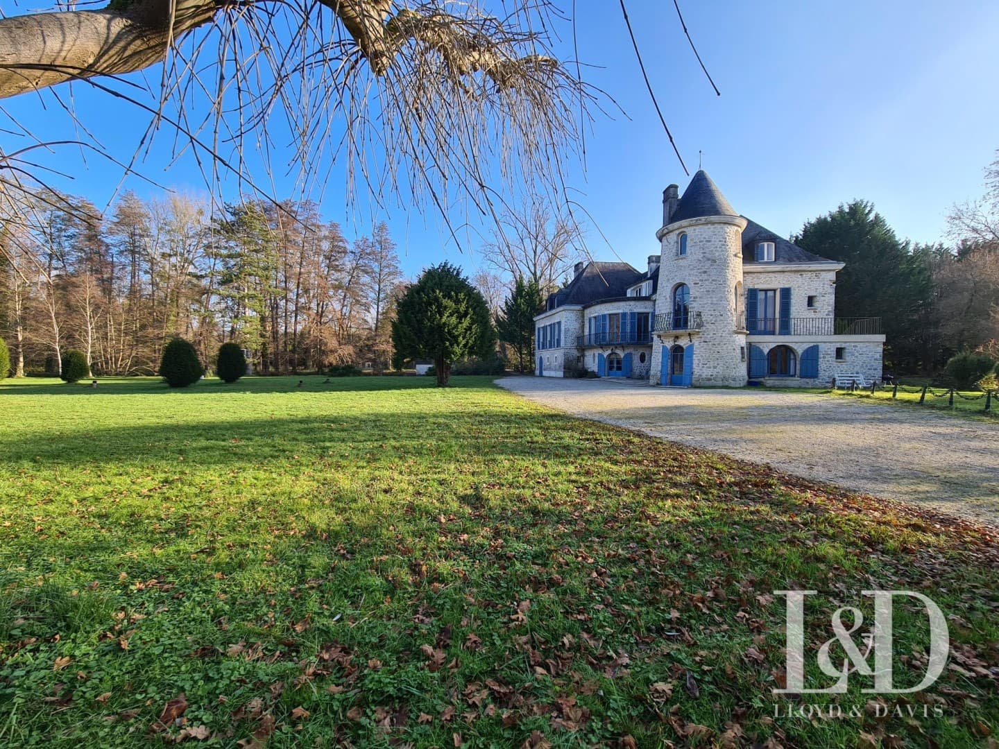Charming Castle With 6 Bedrooms And Balcony — in Essonne, Île-de-France