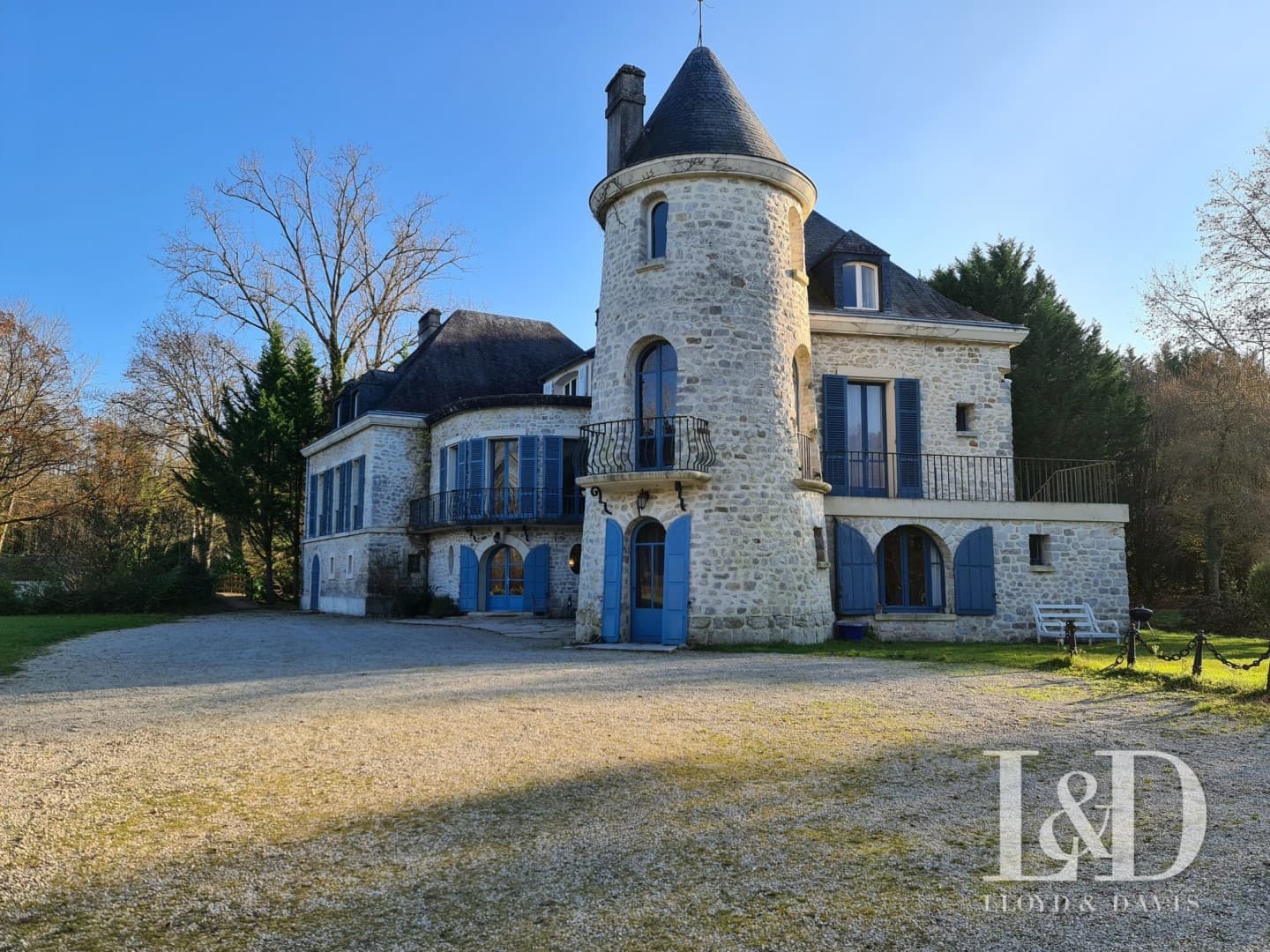 Charming Castle With 6 Bedrooms And Balcony 2