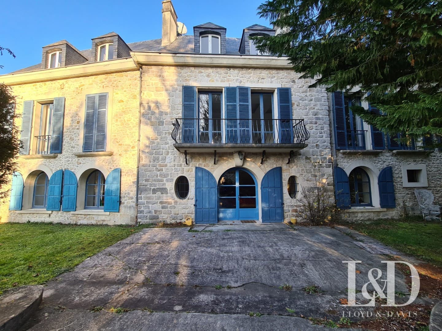 Charming Castle With 6 Bedrooms And Balcony 4