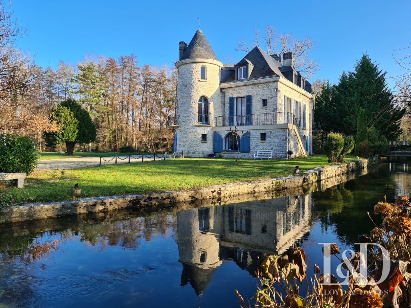 Charming Castle With 6 Bedrooms And Balcony 5