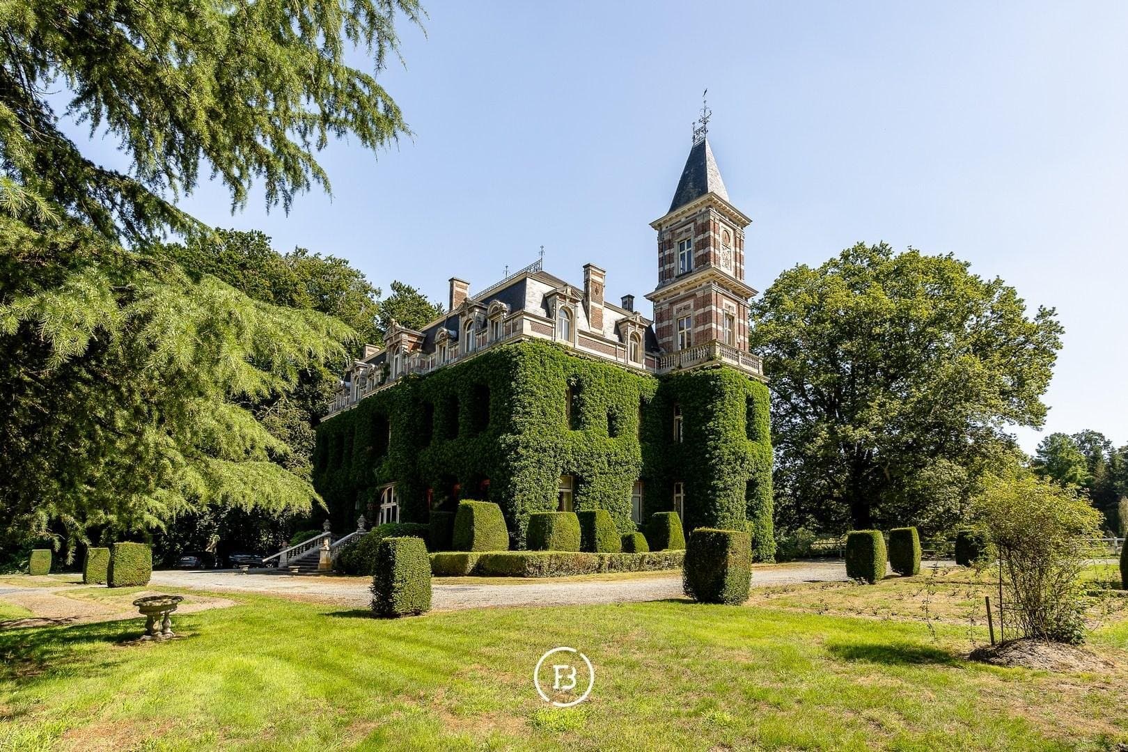 Charming Castle With Expansive Park And Seven Bedrooms 2
