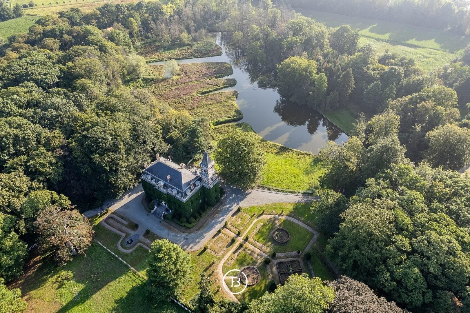 Charming Castle With Expansive Park And Seven Bedrooms 3