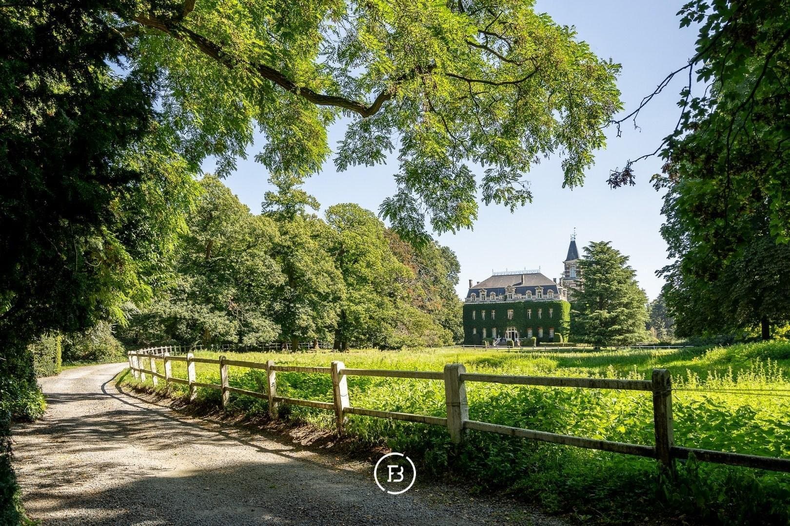 Charming Castle With Expansive Park And Seven Bedrooms 5