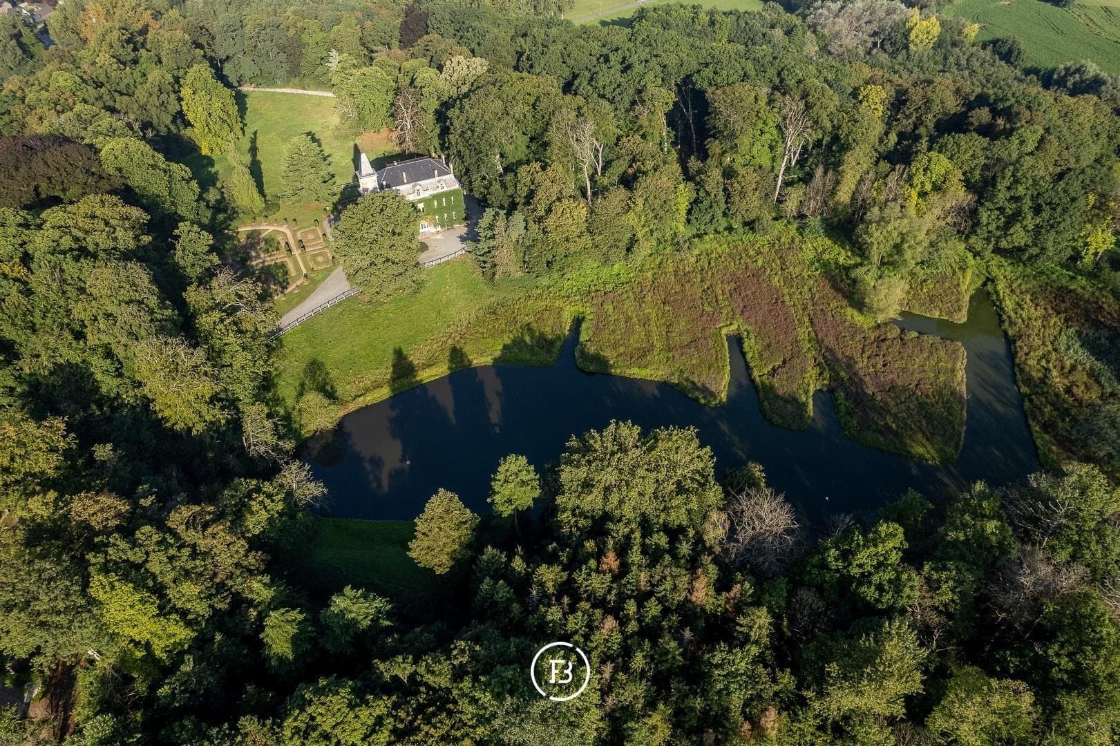Charming Castle With Expansive Park And Seven Bedrooms 4